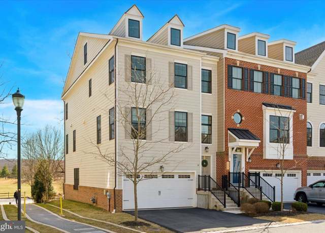 Property at 34 Parkview Cir, Wayne, PA 19087, 4 beds, 3.5 baths