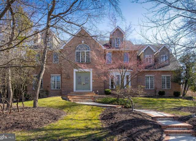 Property at 9 Shingle Oak Dr, Voorhees, NJ 08043, 4 beds, 3.5 baths
