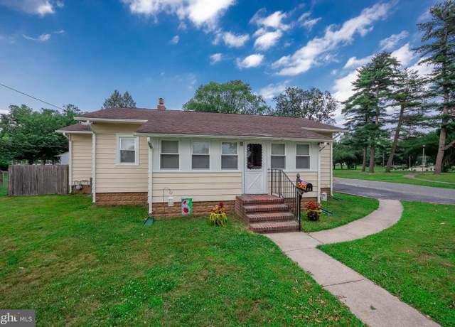 Property at 214 Bay St, Carneys Point, NJ 08069, 3 beds, 1 bath