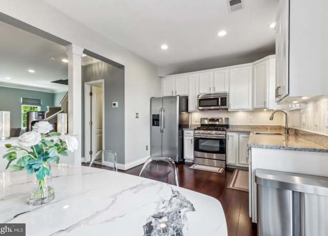Property at 13512 Turquoise Ln, Herndon, VA 20170, 3 beds, 2.5 baths