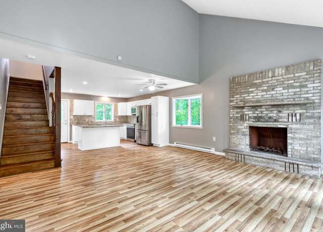 Property at 117 Stroud Ln, East Stroudsburg, PA 18302, 4 beds, 2 baths