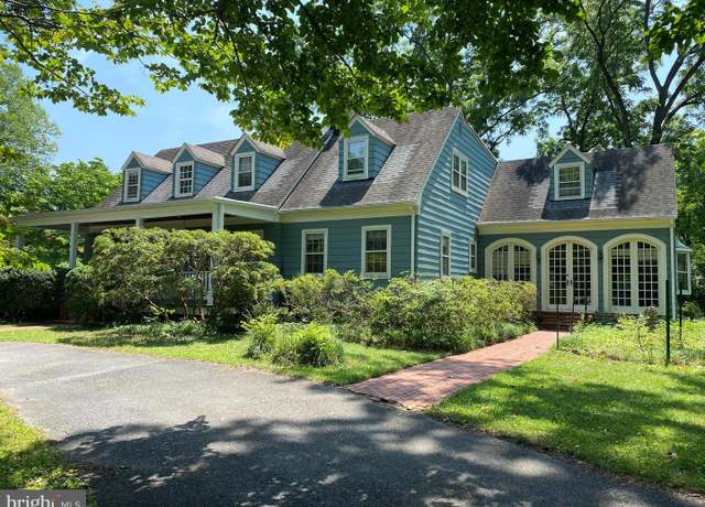 Property at 4507 Clermont Pl, Garrett Park, MD 20896, 5 beds, 2.5 baths
