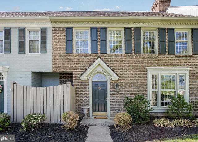 Property at 8 Kensington Sq, Mechanicsburg, PA 17050, 2 beds, 2.5 baths