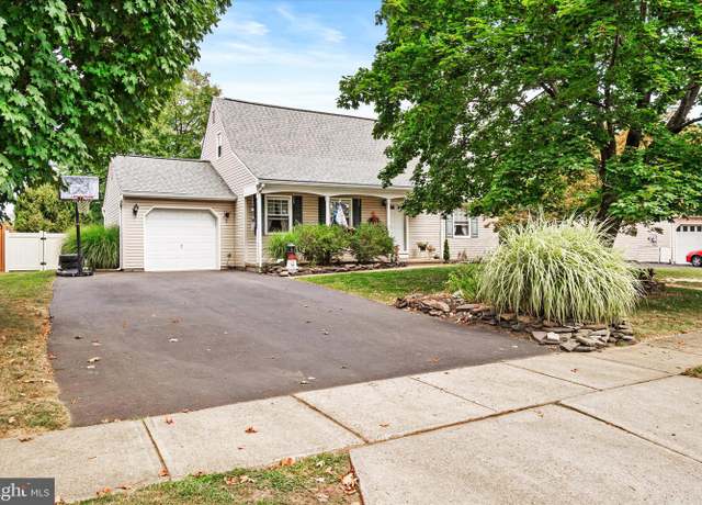 Property at 8 Misty Morn Ln, Ewing, NJ 08638, 5 beds, 3 baths