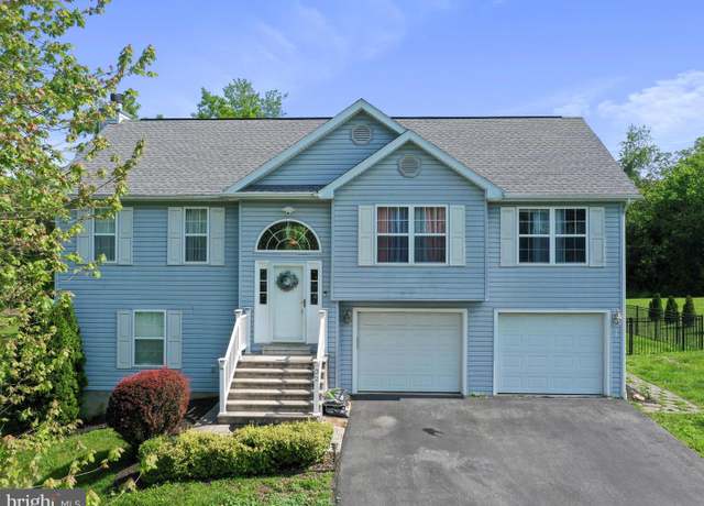 Property at 32 Radiant Dr, Martinsburg, WV 25404, 3 beds, 2.5 baths