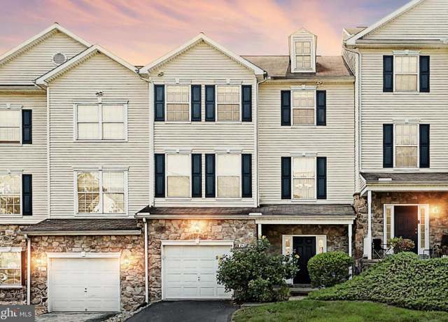 Property at 2112 Maple Crest Blvd #2112, York, PA 17406, 2 beds, 3 baths