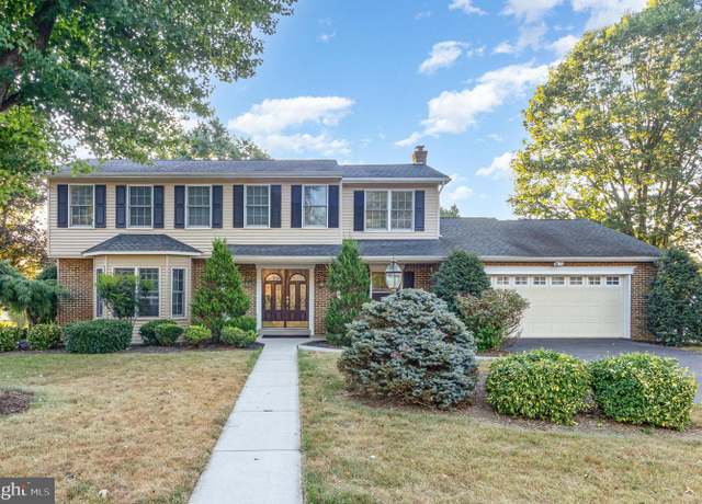 Property at 1121 Oak St, Carlisle, PA 17013, 5 beds, 3 baths