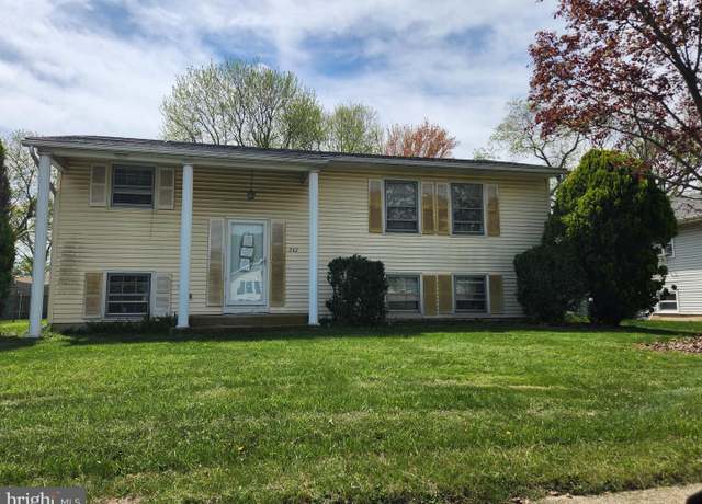 Property at 262 Oakfield Dr, Newark, DE 19713, 3 beds, 1.5 baths