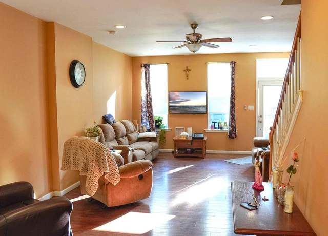 Property at 233 E Oak St, Norristown, PA 19401, 4 beds, 3 baths