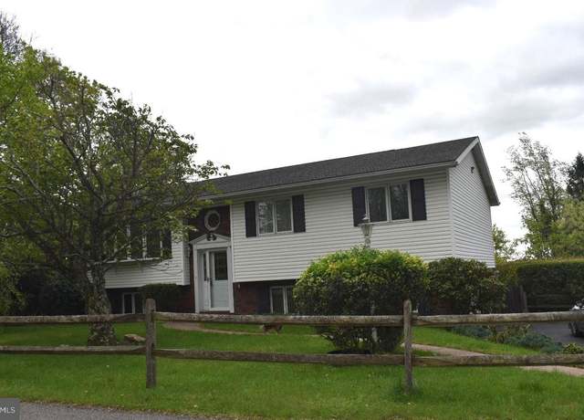 Property at 324 California Ave, Shenandoah, PA 17976, 3 beds, 2.5 baths
