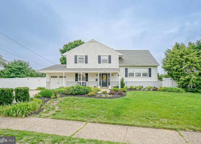 Property at 19 Montclair Dr, Delran, NJ 08075, 5 beds, 2.5 baths