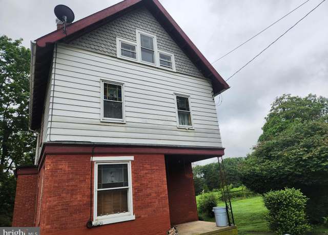 Property at 1036-1040 E King St, Lancaster, PA 17602, 5 beds, 1.5 baths