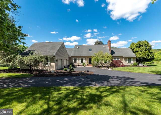 Property at 10 Paddock Dr, New Hope, PA 18938, 4 beds, 4 baths