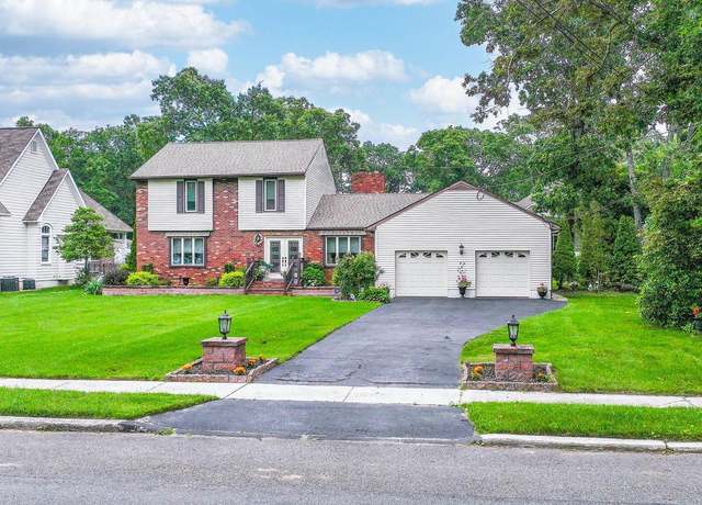 Property at 32 Lakeshore Dr, Hammonton, NJ 08037, 3 beds, 2.5 baths