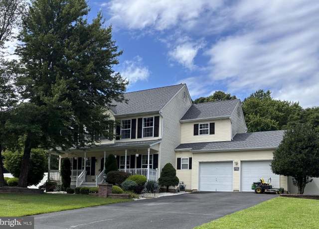 Property at 4 River Edge Dr, Jackson, NJ 08527, 4 beds, 2.5 baths