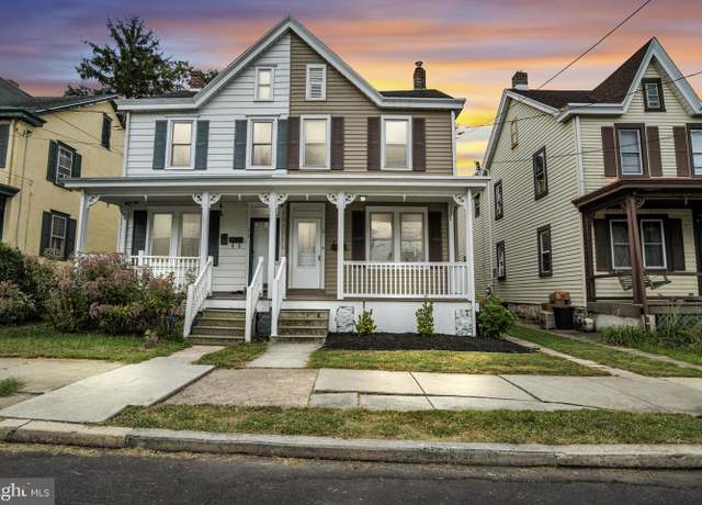 Property at 54 W Ridge St, Carlisle, PA 17013, 2 beds, 1.5 baths