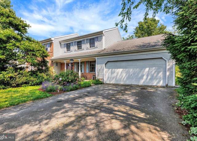 Property at 18 Brookview Dr, Lititz, PA 17543, 3 beds, 1.5 baths