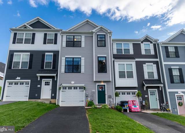 Property at 104 Overlook Dr, Hanover, PA 17331, 3 beds, 2.5 baths