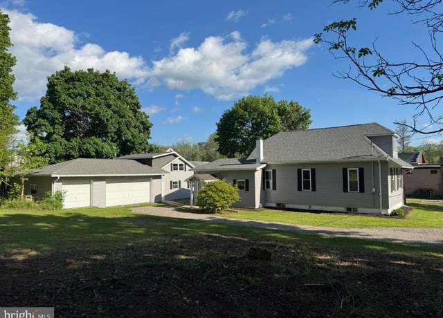 Property at 10 Spruce Ave, Barnesville, PA 18214, 5 beds, 3.5 baths