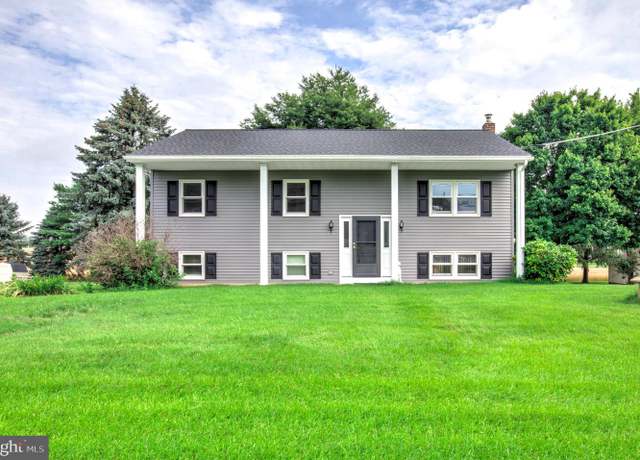 Property at 635 W Orange St, Lititz, PA 17543, 3 beds, 1.5 baths