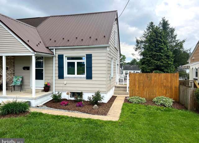 Property at 704 W Maple St, Palmyra, PA 17078, 3 beds, 1.5 baths