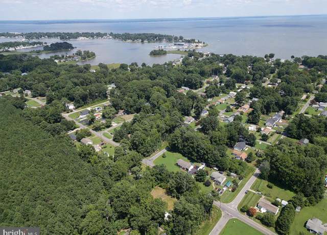 Property at 141 Wakefield Dr, Colonial Beach, VA 22443, 3 beds, 1.5 baths