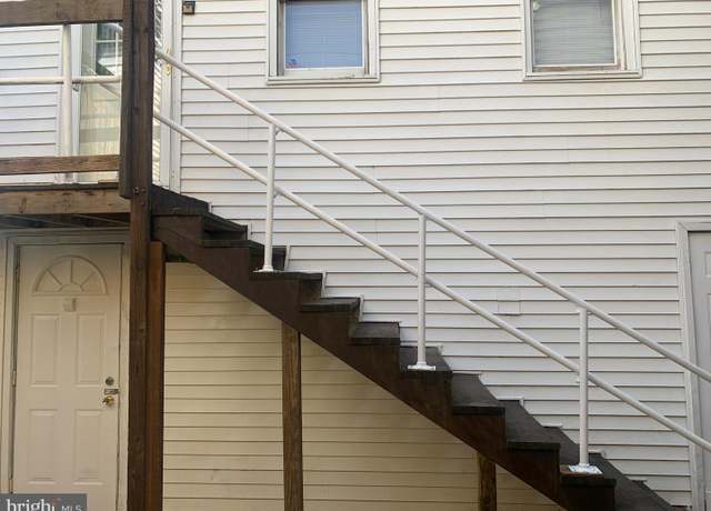 Property at 322-1/2 W Penn St, Shenandoah, PA 17976, 3 beds