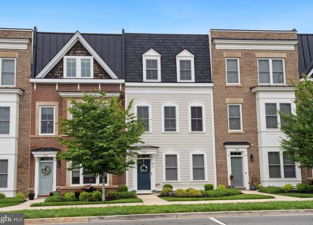 Property at 141 Center St S #6, Vienna, VA 22180, 4 beds, 3.5 baths