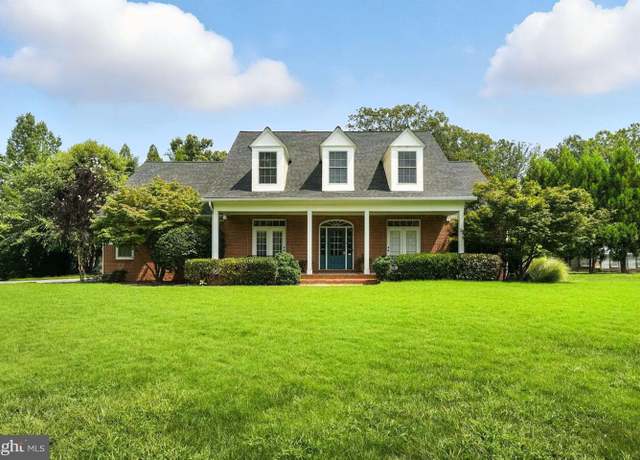 Property at 5611 Edgemont Dr, Alexandria, VA 22310, 6 beds, 4.5 baths