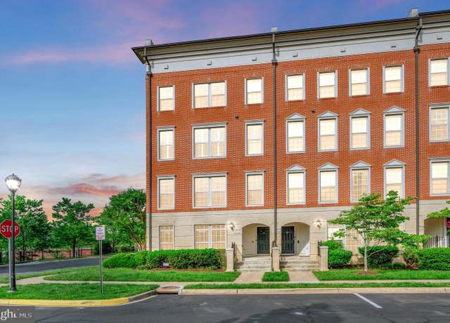 Property at 7848 Cedar Branch Dr, Gainesville, VA 20155, 2 beds, 2.5 baths