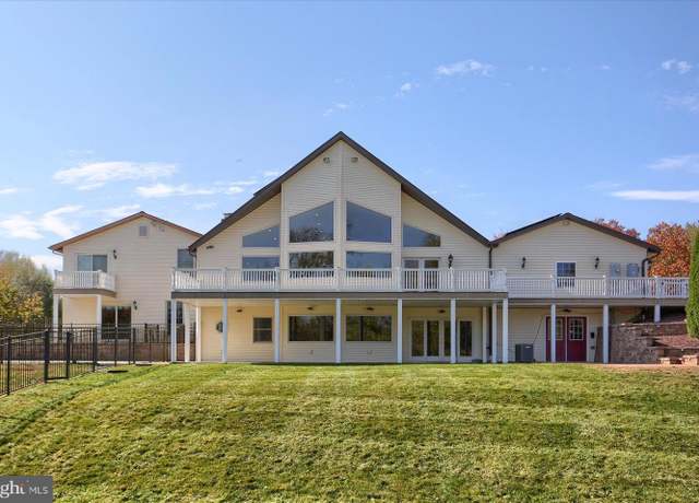 Property at 211 Shatto Dr, Carlisle, PA 17013, 6 beds, 4.5 baths