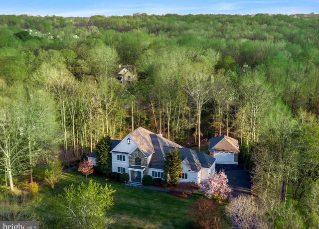 Property at 10595 Hannah Farm Rd, Oakton, VA 22124, 5 beds, 4.5 baths