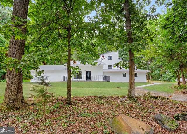 Property at 2325 York Rd, Gettysburg, PA 17325, 5 beds, 2.5 baths