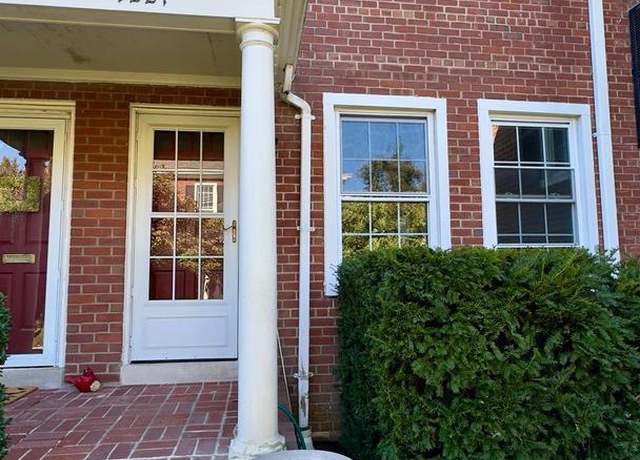 Property at 4221 32nd Rd S, Arlington, VA 22206, 2 beds, 2 baths