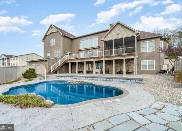 Property at 360 N 4th St, Halifax, PA 17032, 4 beds, 4.5 baths