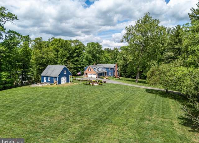 Property at 218 Walker Rd, Great Falls, VA 22066, 5 beds, 4.5 baths