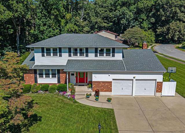 Property at 815 N Country Club Dr, Newark, DE 19711, 4 beds, 2.5 baths