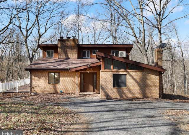 Property at 135 Carriage Ct, Berkeley Springs, WV 25411, 4 beds, 3 baths