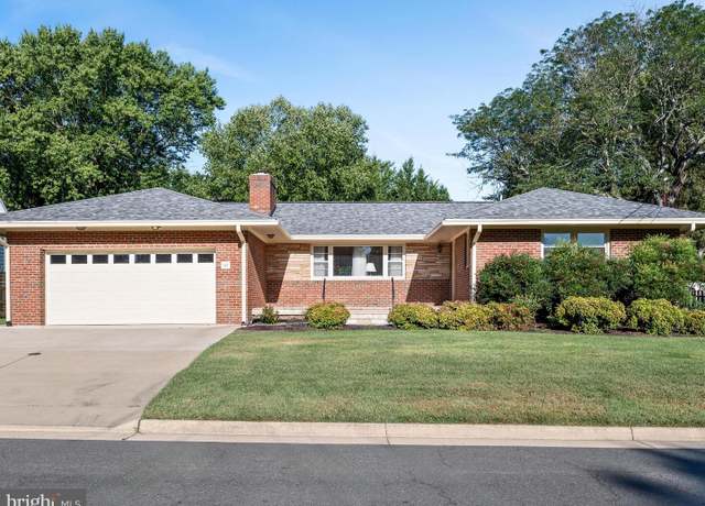 Property at 127 Woodberry Rd NE, Leesburg, VA 20176, 3 beds, 2 baths