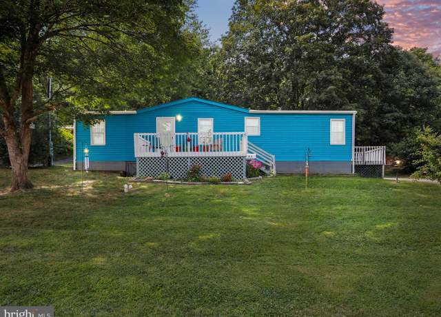 Property at 36 Concord Ave, Berkeley Springs, WV 25411, 4 beds, 2 baths