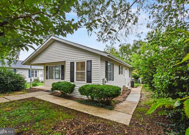 Property at 227 N Tuskegee Dr, Martinsburg, WV 25401, 3 beds, 1 bath