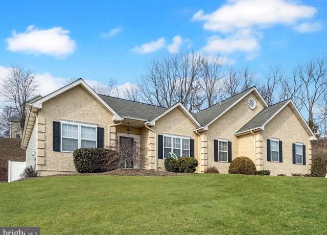 Property at 25 Pebble Beach Ln, Pottstown, PA 19464, 3 beds, 2.5 baths