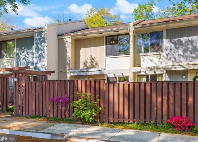 Property at 2389 Southgate Sq, Reston, VA 20191, 3 beds, 2.5 baths