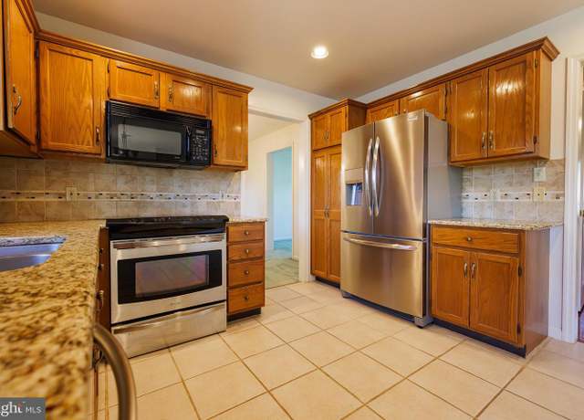 Property at 280 Raspberry Rd, Leola, PA 17540, 4 beds, 2.5 baths