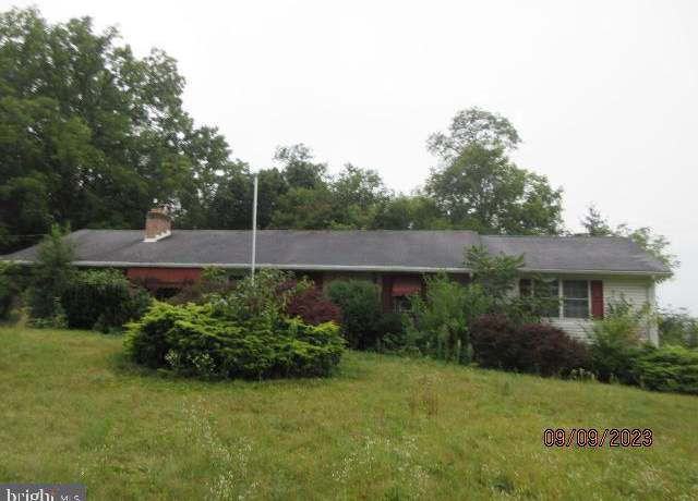 Photo of 9 Persimmon Dr, Boiling Springs, PA 17007