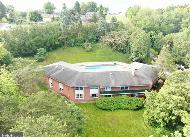 Property at 25 Sheffield Dr, Chambersburg, PA 17201, 7 beds, 3 baths