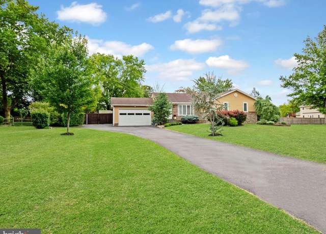 Property at 4 Cherokee Dr, Pennington, NJ 08534, 3 beds, 2.5 baths
