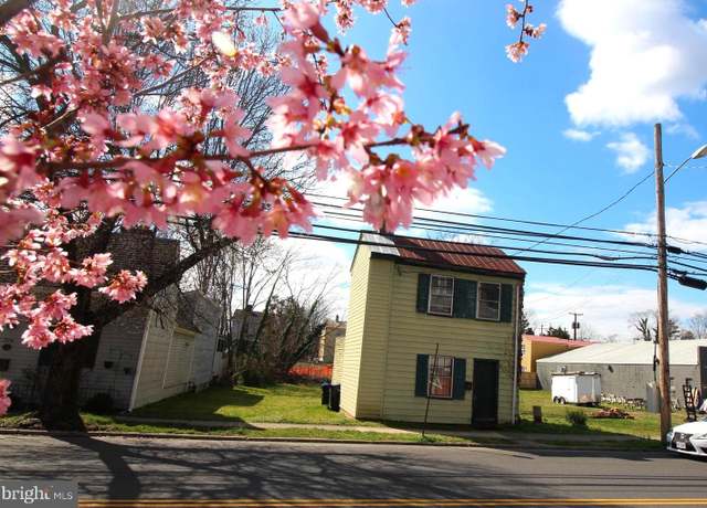 Property at 310 Charles St, Fredericksburg, VA 22401, 2 beds, 1 bath