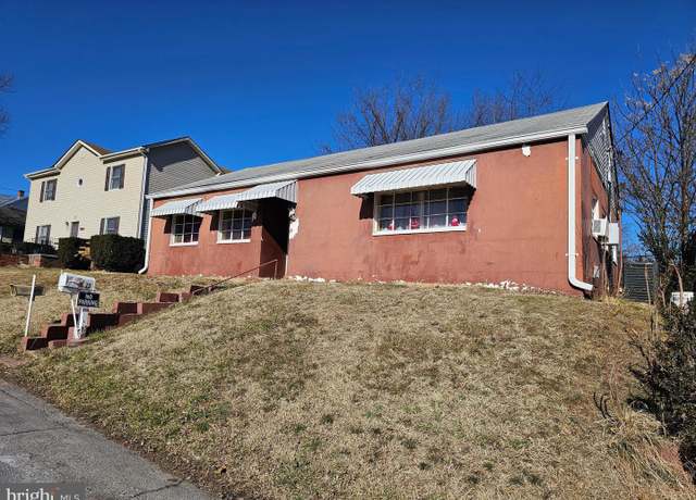 Property at 13 W 12th St, Front Royal, VA 22630, 3 beds, 1 bath