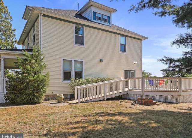 Property at 1048 Fairview Dr, Berkeley Springs, WV 25411, 4 beds, 1.5 baths
